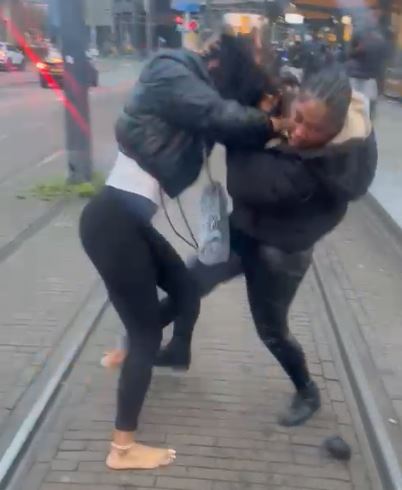 Na Hulanda Dos Hende Muhe Di Corsou Ta Bringa Pa Homber ..