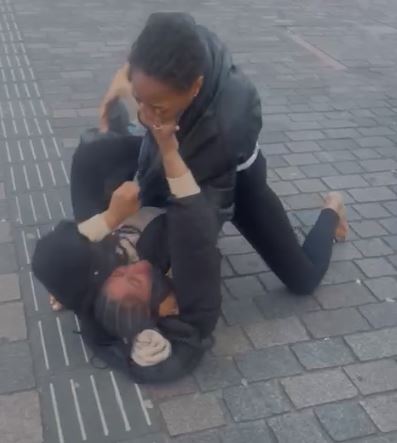 Na Hulanda Dos Hende Muhe Di Corsou Ta Bringa Pa Homber